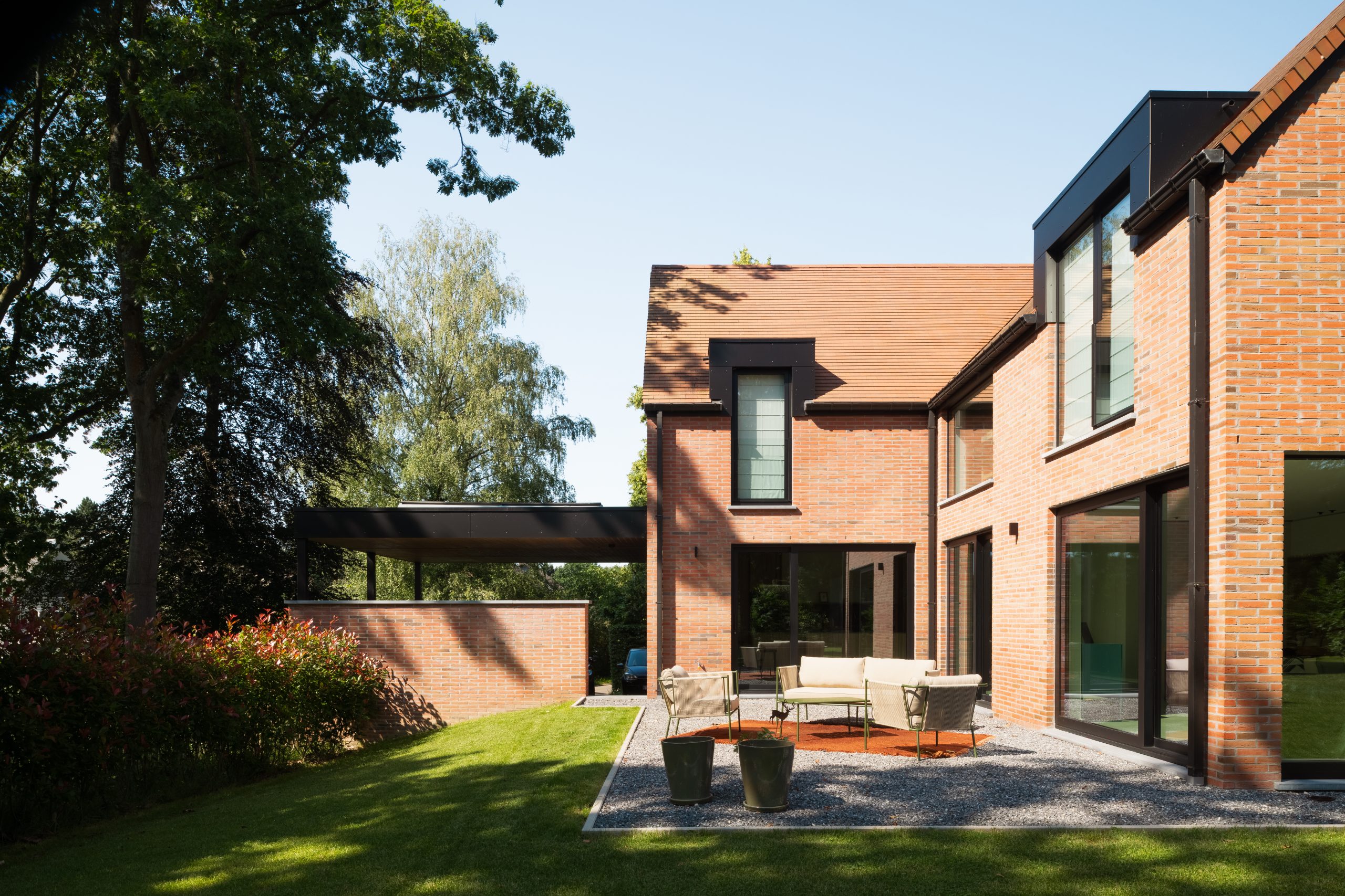 Façade arrière d’une maison contemporaine ouverte sur le jardin